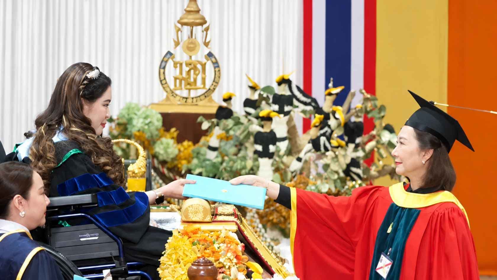 คุณมรกต กุลธรรมโยธิน กรรมการผู้จัดการ บริษัท อินเทอร์เน็ตประเทศไทย จำกัด (มหาชน) รับปริญญาวิทยาศาสตรดุษฎีบัณฑิตกิตติมศักดิ์ (วิทยาการคอมพิวเตอร์) จากมหาวิทยาลัยสงขลานครินทร์